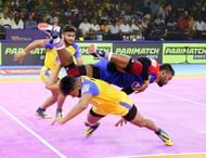 Sahil Gulia with a thigh-hold of Siddharth Desai (Credits: PKL)